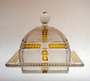 Photo of a butter dish, covered, c. 1898, Amberette pattern, 988.1.0700
